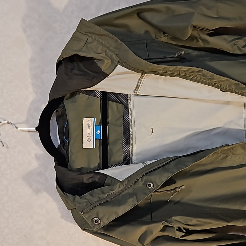 Columbia Omni-Shield Women's Rain Jacket, Medium - Picture 3 of 3